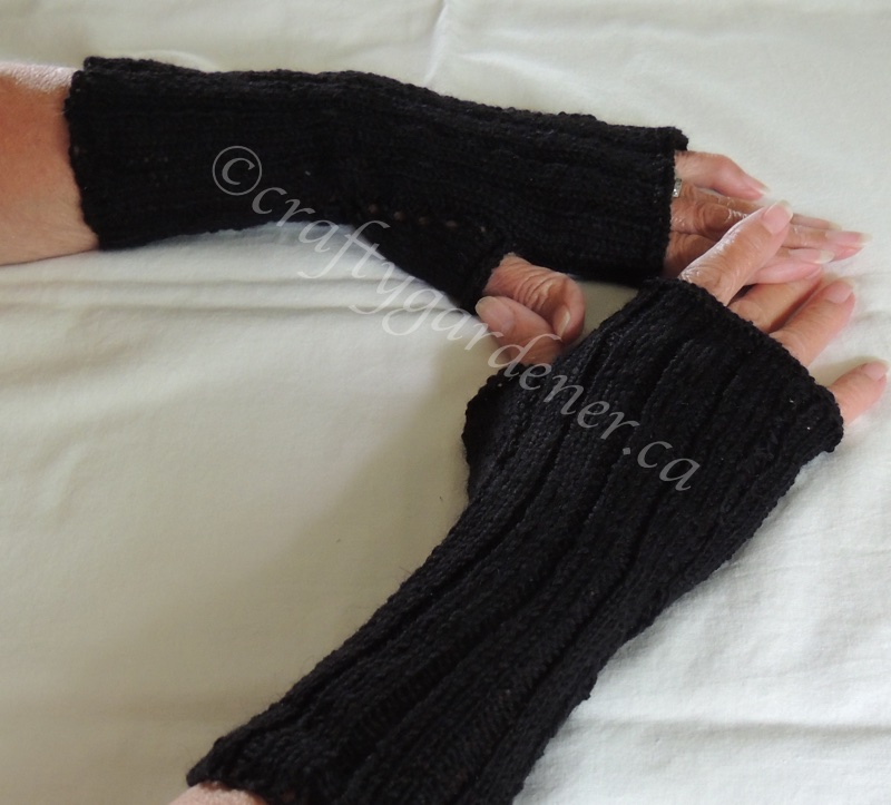 black fingerless mitts at craftygardener.ca