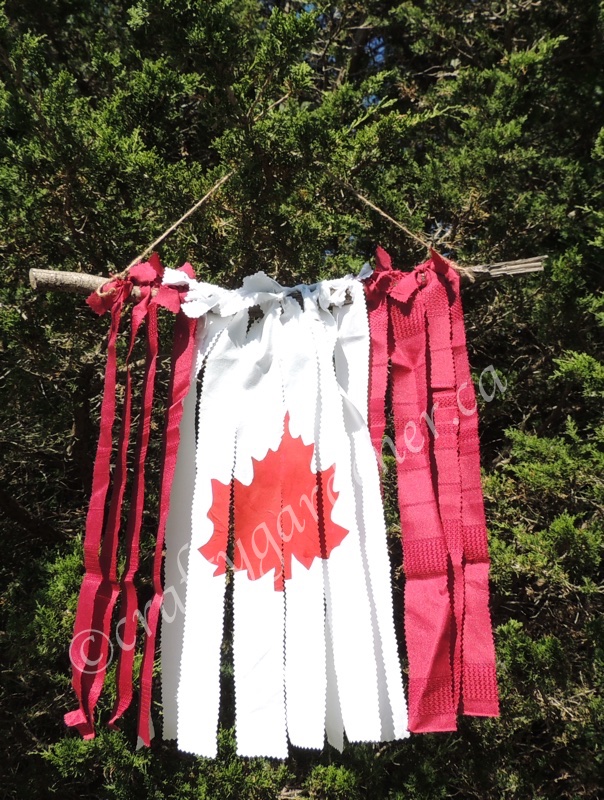 making a Canada flag out of material strips at craftygardener.ca