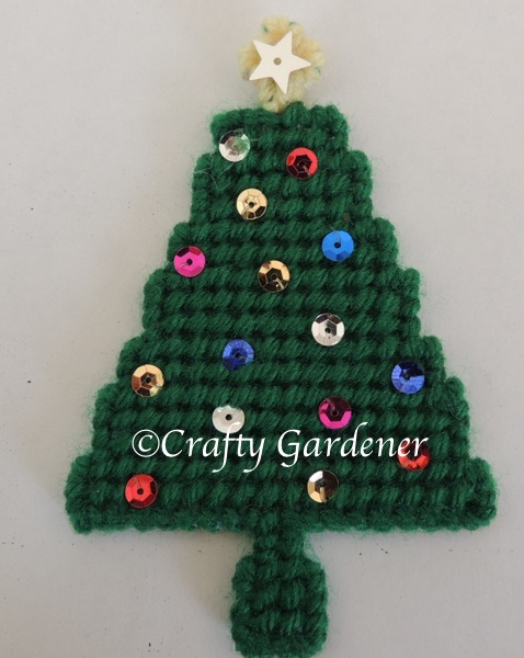 making a Chtidtmas tree out of plastic canvas at craftygardenr.ca