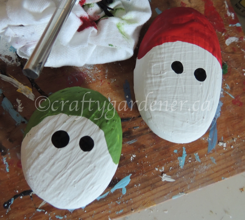 how to paint snowman rocks at craftygardener.ca