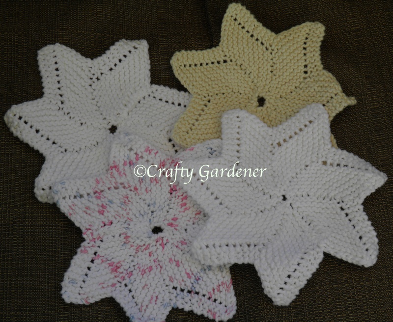 knitting star shaped wash cloths at craftygardener.ca